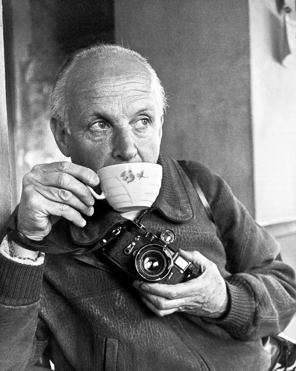 Henri Cartier-Bresson drinking coffee